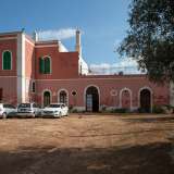 ...edificio su due livelli color rosa antico